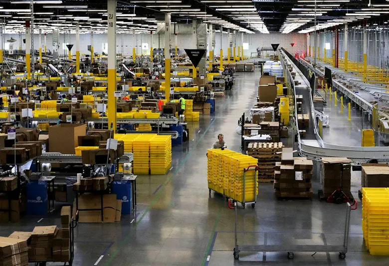 Système de convoyeur dans un centre de distribution avec capteurs de maintenance prédictive